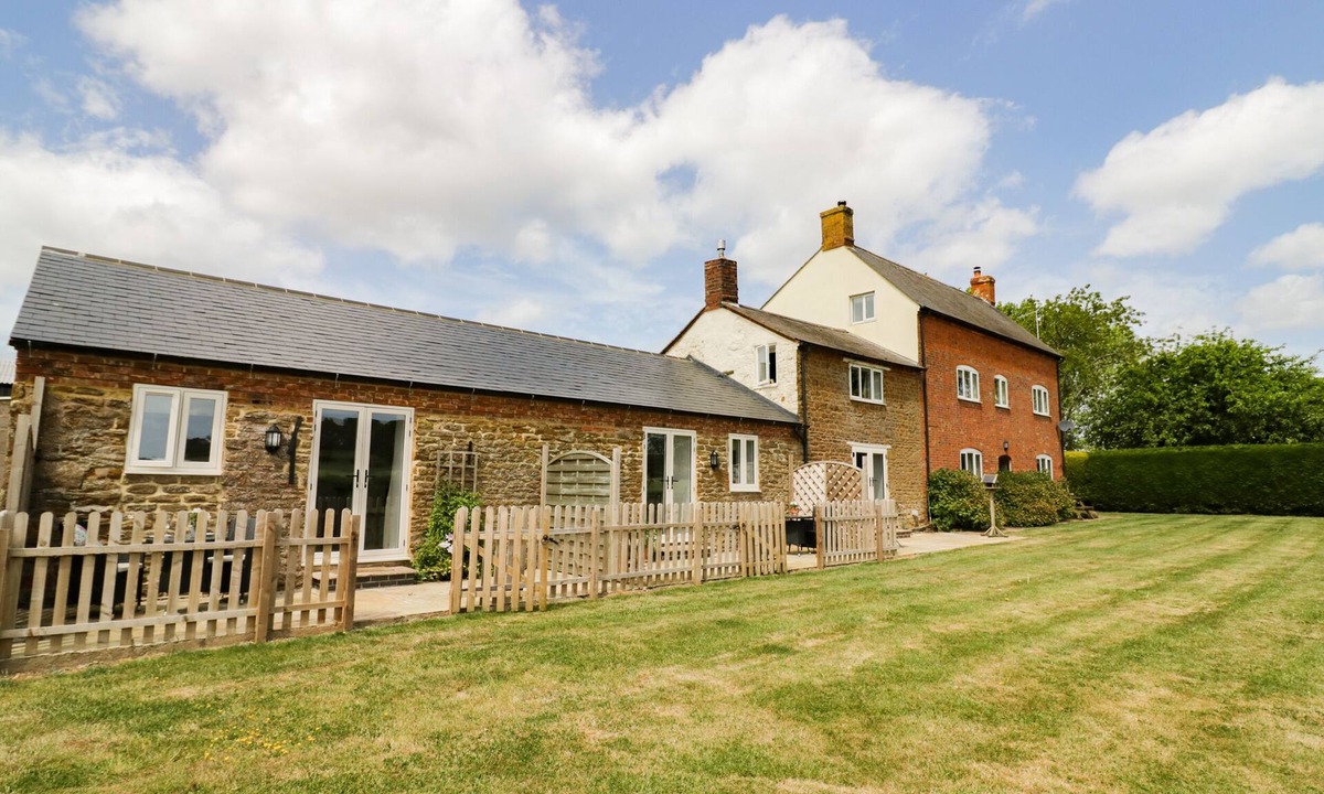 Hellidon Cottage | OAK BARN, pet friendly, with a garden in Catesby