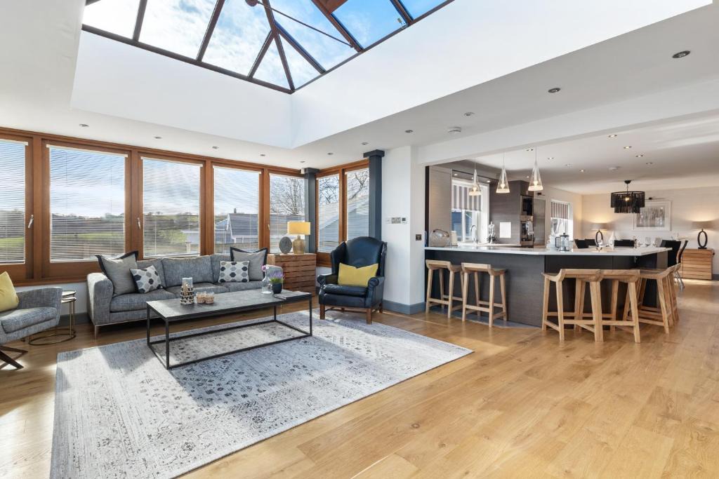 Saundersfoot House | Oaktree Lodge - Luxury Cottage, Hot Tub, Sea Views