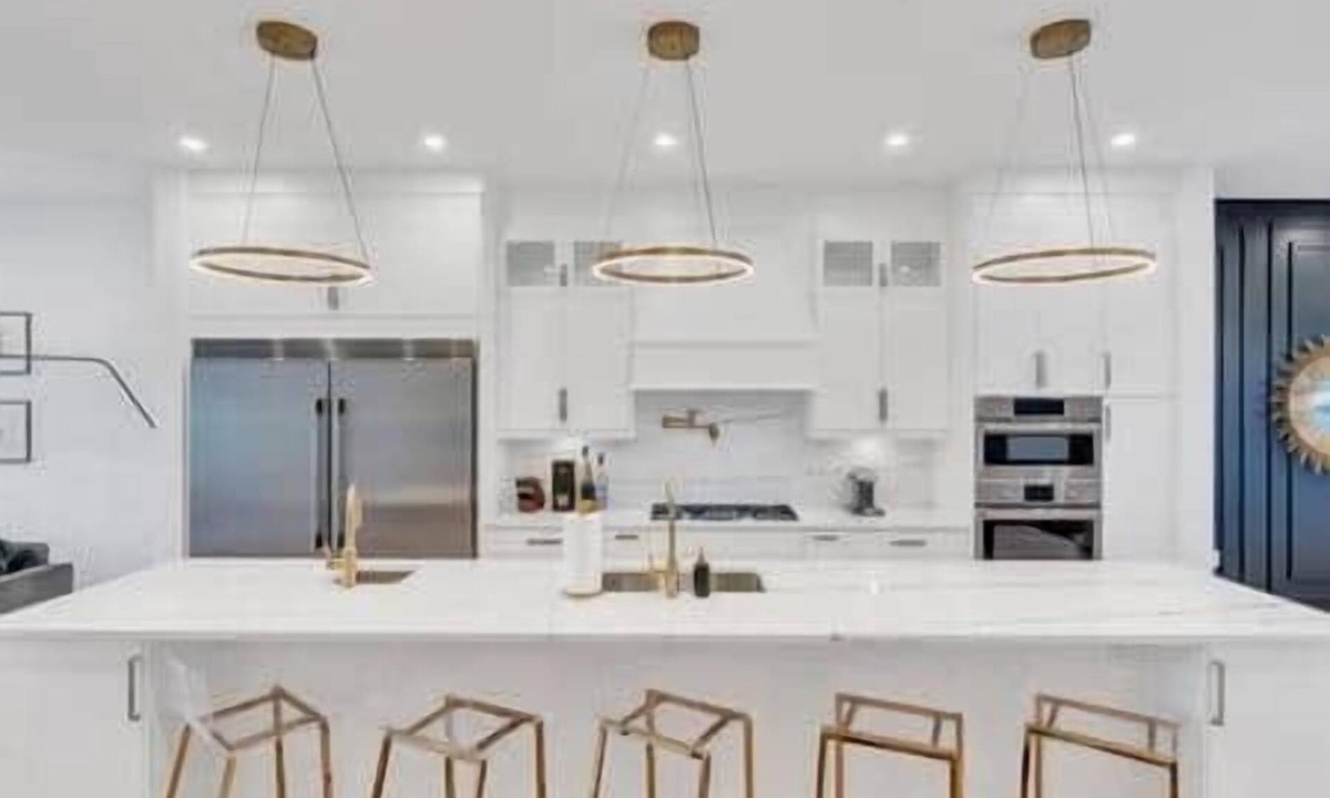 Killarney House | Opulence - Luxury | King Beds, A/C + Parking + EV Charger