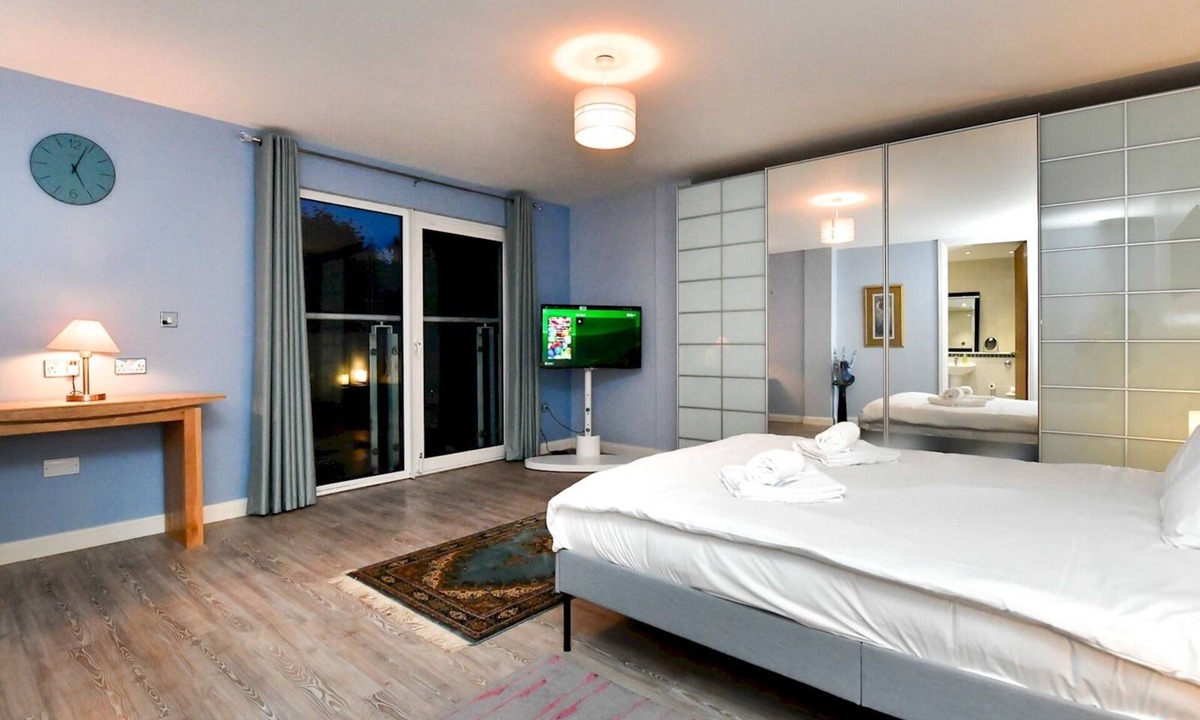 Century Wharf Apartment | Pass the Keys | Classy 2 bed apartment in the bay with river views