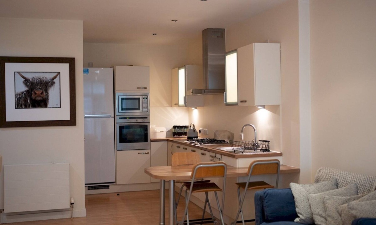 Partick Apartment | Pass the Keys | Spacious Family 2-bed GF Sleeps 6 with Parking