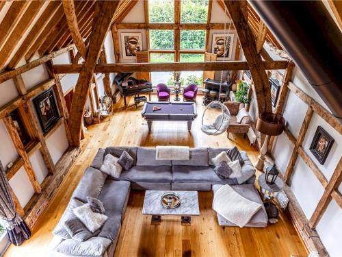 Hemel Hempstead House | Pass the Keys The Chilterns Cruck Barn