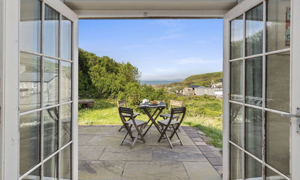 Aberaeron Cottage | Pet friendly coastal gem with direct beach access