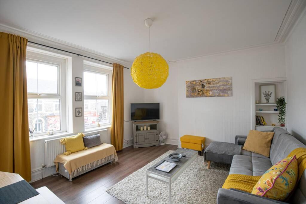 Grangetown Apartment | Phenix Central - Huge 3 Bed, Super Equipped Apartment.