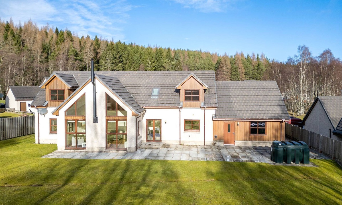 Aviemore House | Pineways by Interhome