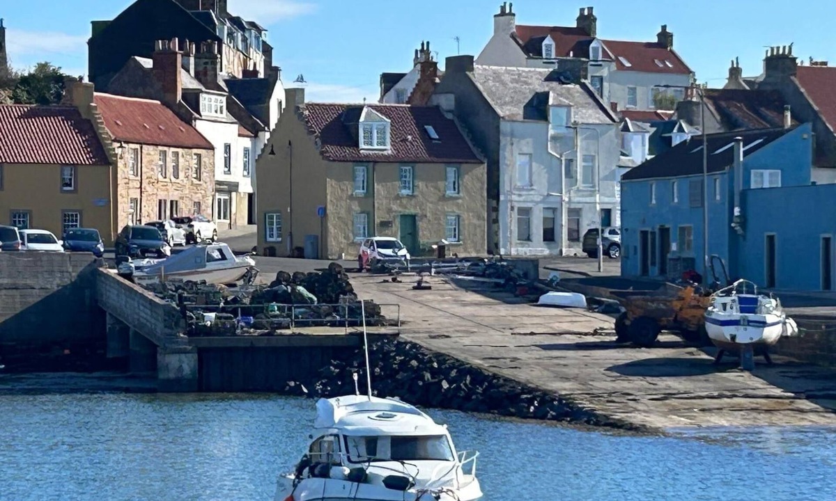 St Monans Apartment | Planners House is a detached house on the harbour