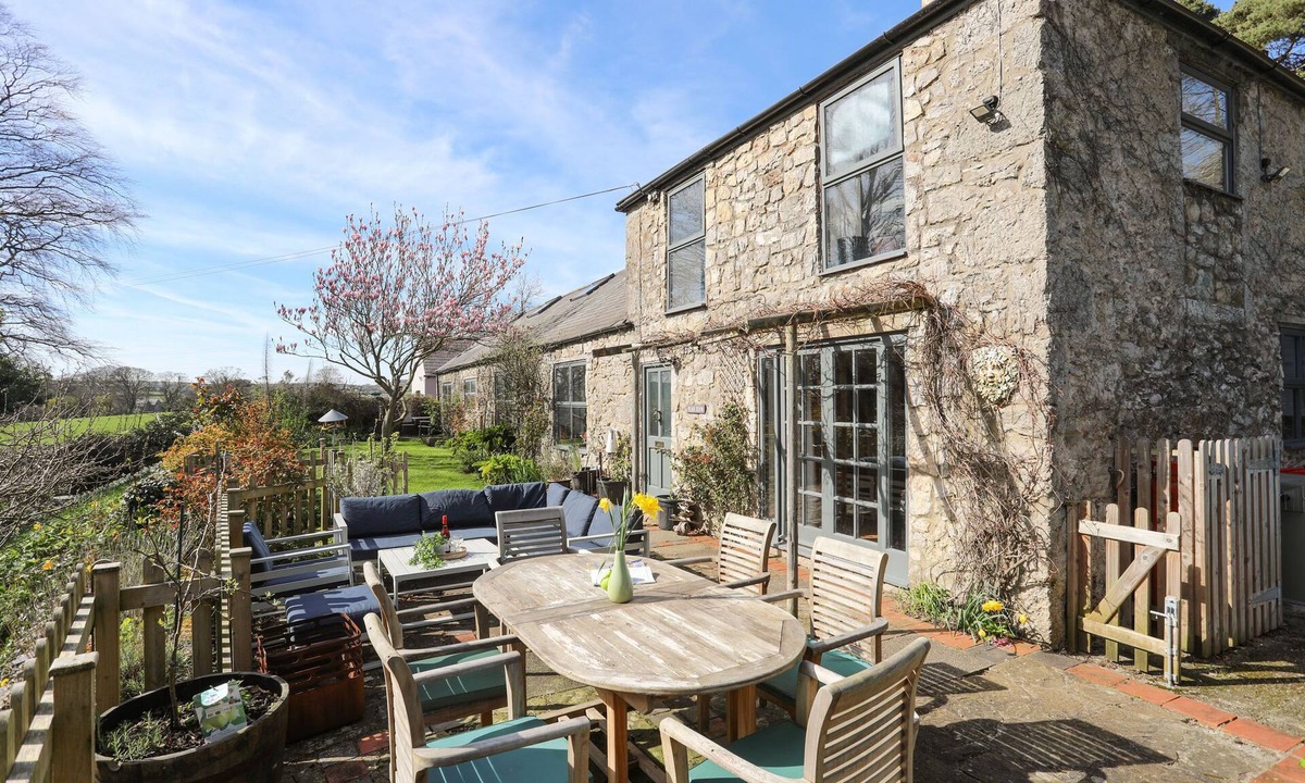 Penmon House | PLAS ELYN, pet friendly, luxury holiday cottage in Beaumaris