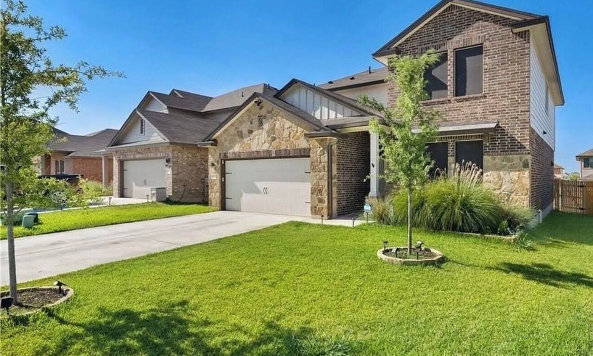 Temple House | Pleasant 2-bedrooms upstairs in a 5br/3b house with AC in charming Temple TX.
