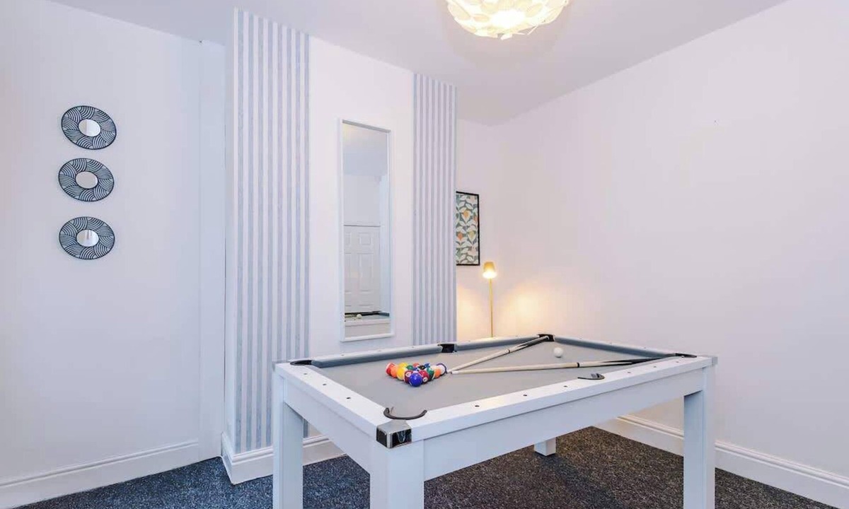 Salford House | Pool Table | Free Parking | 3Bed Home in Salford