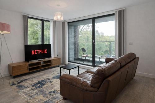Old Trafford Apartment | Pristine Old Trafford & City Centre 2BD 2BT Apt - Balcony