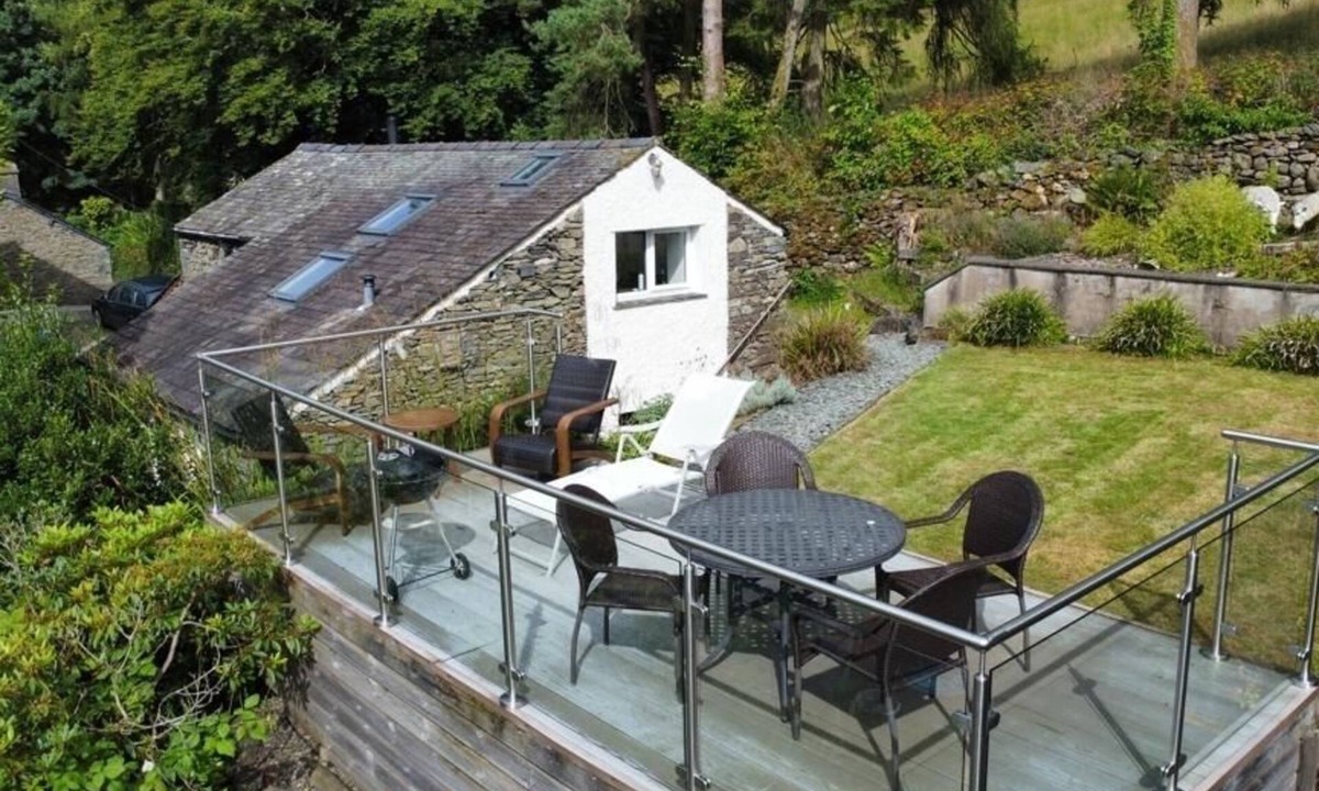 Bowness-on-Windermere Cottage | Quaint Lakeland Detached 2 bed cottage With Garden Views of Lake Windermere