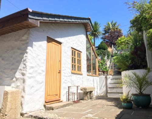 Charlestown House | Quay Courtyard, on the harbour with free parking