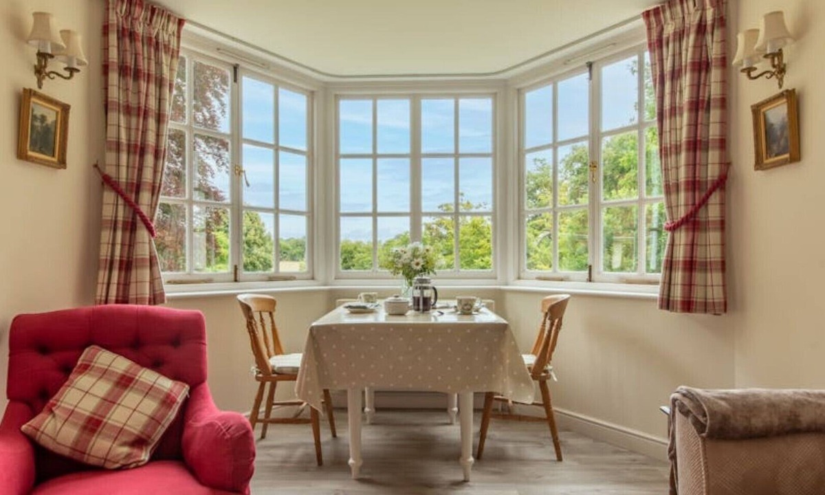 Rotherfield Greys Apartment | Quiet flat in pretty woods. Ideal for walkers & cycling. Near Henley-on-Thames.