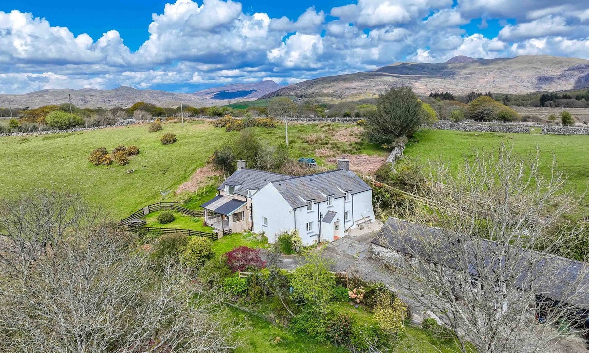 Llanbedr House | Recently refurbished historic family farmhouse | Allt-Goch