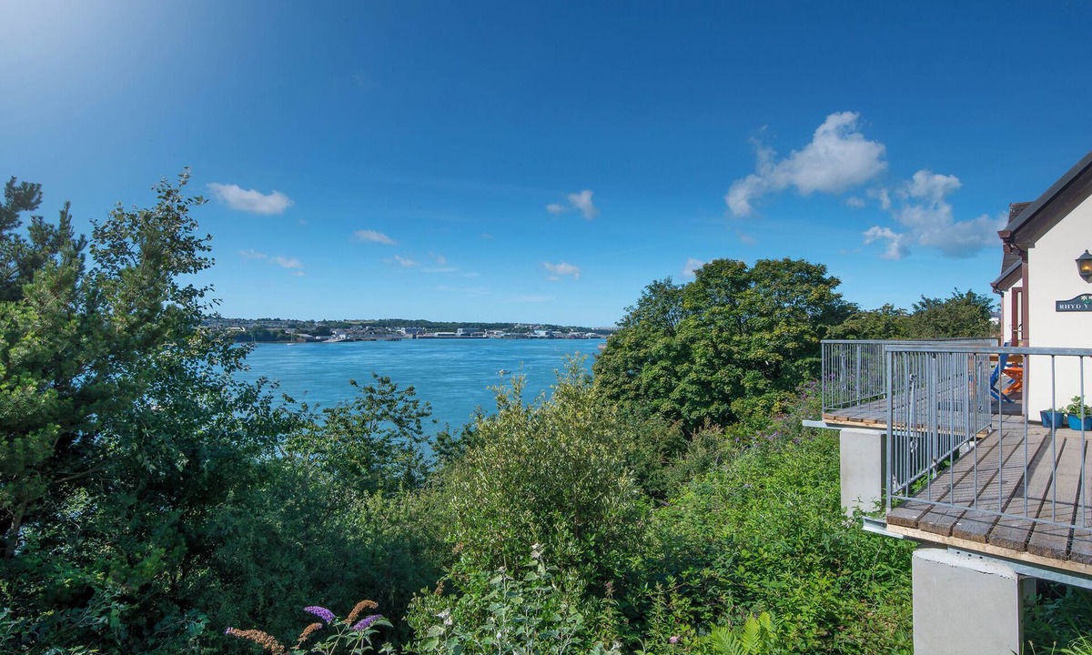 Neyland Cottage | Rhyd y Groes Bach, Holiday Cottage Burton, Sleeps 6, 3 bedrooms, bathrooms