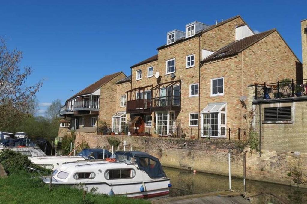St Neots House | River Courtyard Ground Floor Apt 2BR Parking St Neots Town Centre