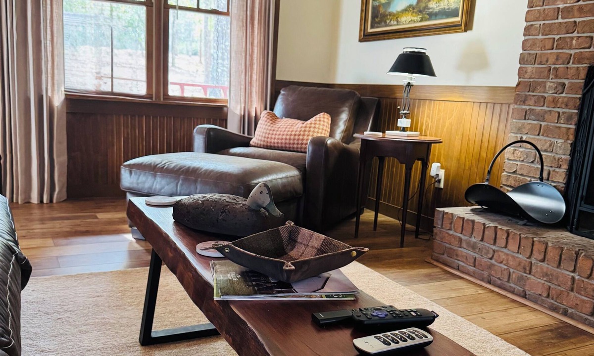 Brookfield Cabin | River's Bluff is a 3-bedroom cabin in pleasant Enigma with cozy charm!