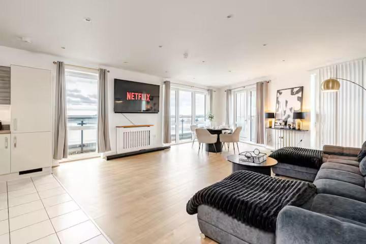 Southampton Apartment | River View Penthouse With Big Balcony & Cinema