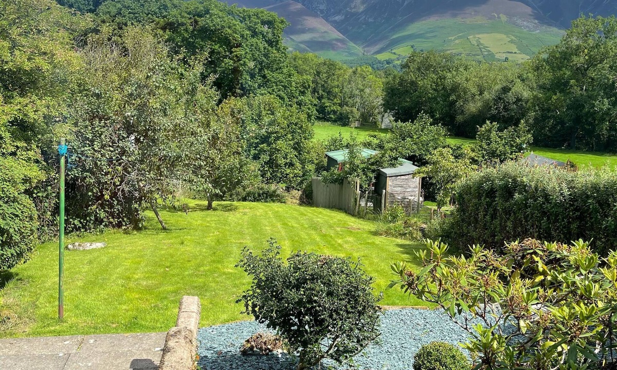Portinscale Cottage | Roslin - a cottage that sleeps 4 guests in 2 bedrooms