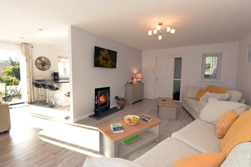 Saundersfoot House | Sêr Môr - Log Burner, Peaceful Cottage, Dog Friendly