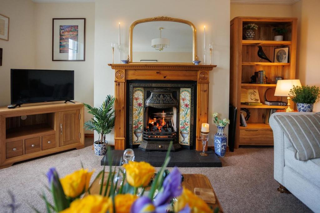 Saintfield House | Saintfield Centre - Sleeps 8 - Garage & patio