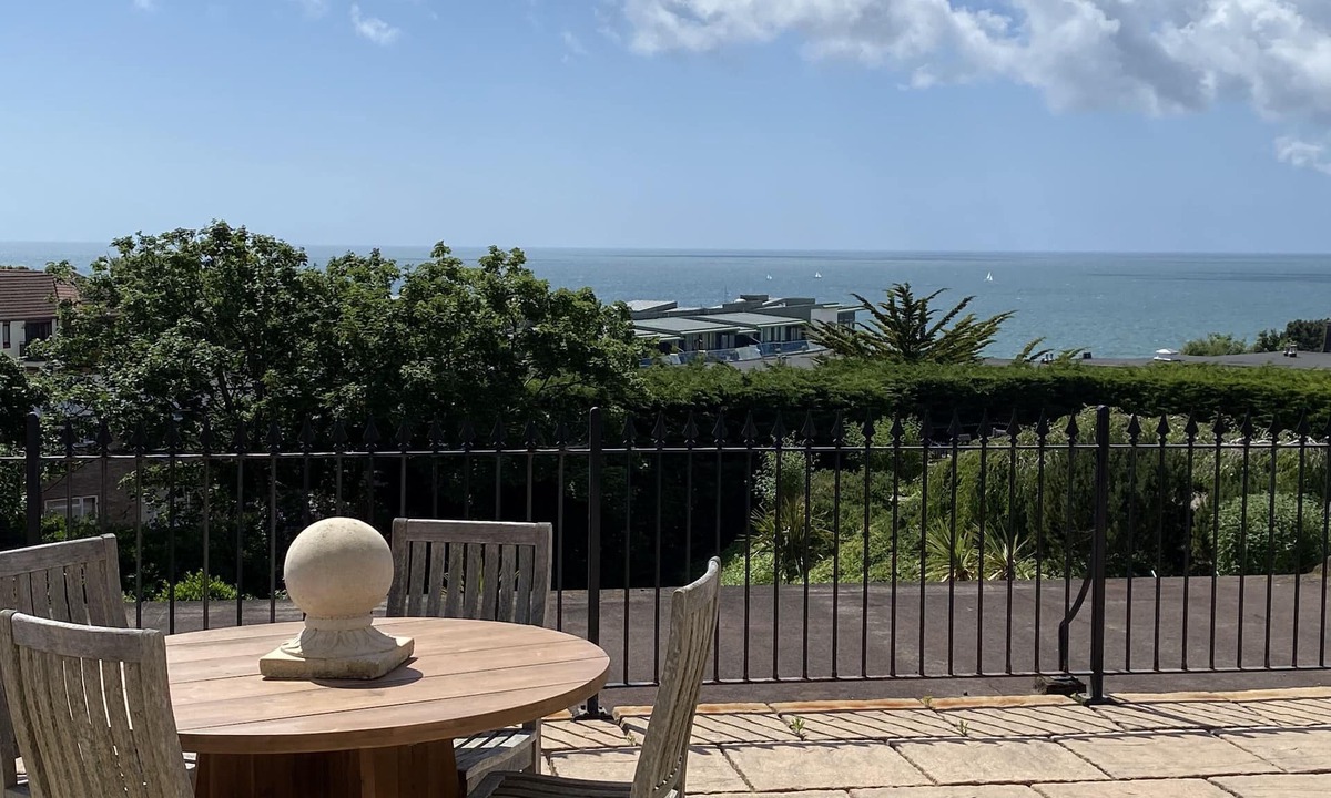 Boscombe Apartment | Sea views & private terrace. Private Parking. 2 bed luxury flat. 5 min beach
