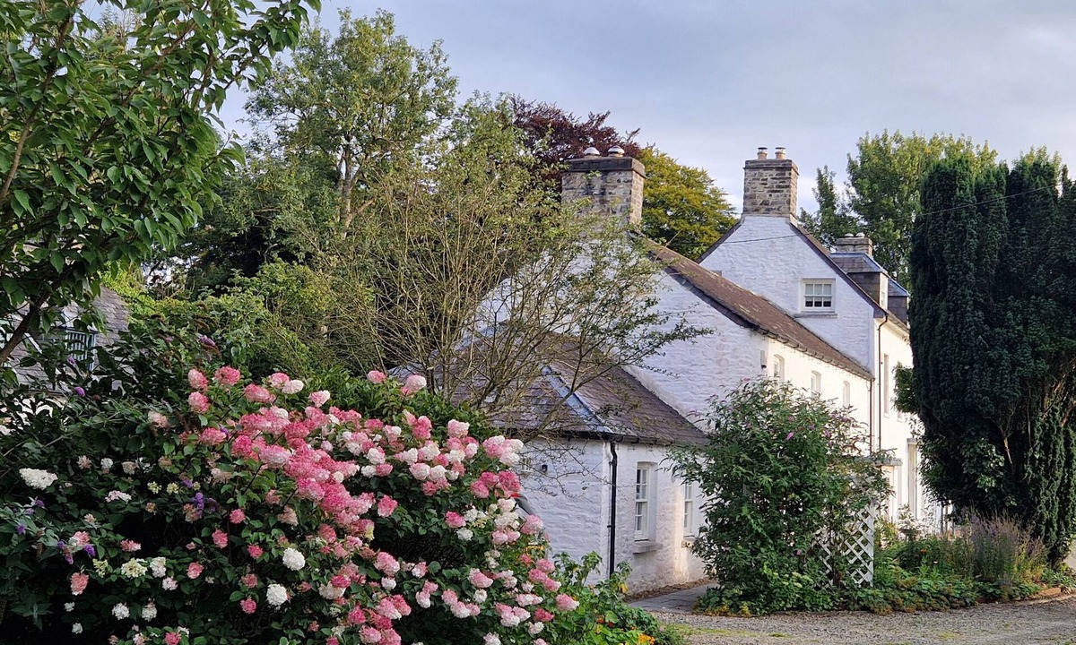 Ciliau-Aeron Cottage | SECRET GARDEN COTTAGE, family friendly, with hot tub in Aberaeron