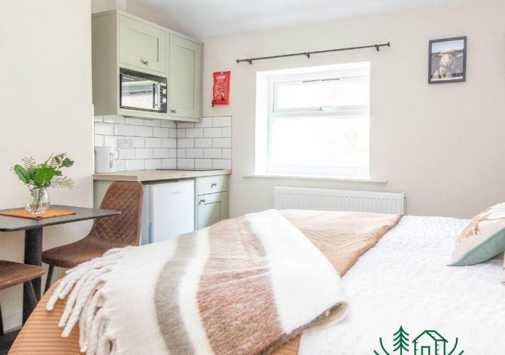 Dibden Purlieu Apartment | Sheep Room 11 -Peaceful Double - New Forest