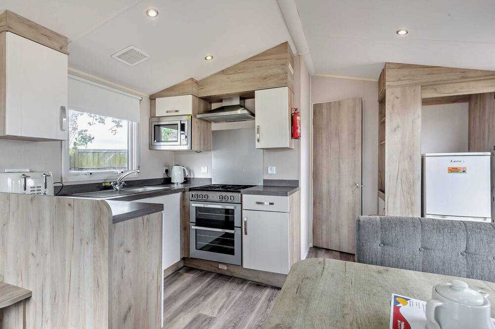 Clacton-on-Sea House | Silver Caravan with parking
