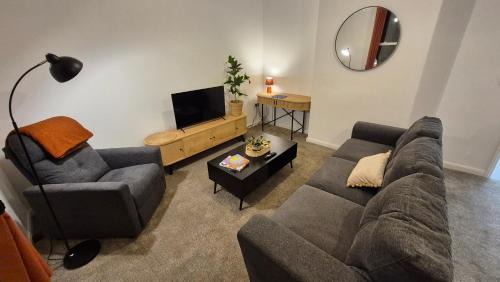 Warwick Town Centre Apartment | Sleek 1 Bed Flat near Warwick Castle with Parking