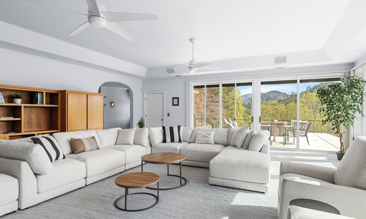 Lakehead House | Sleeps 12! Charming 3BR house with Game Room, Large Garage & Stunning Lakeviews