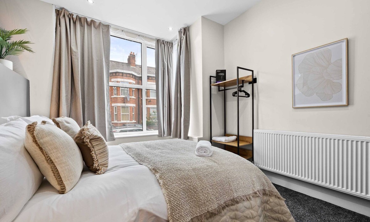 Old Trafford House | Sleeps 14 The Old Trafford Zen by Genesis Living