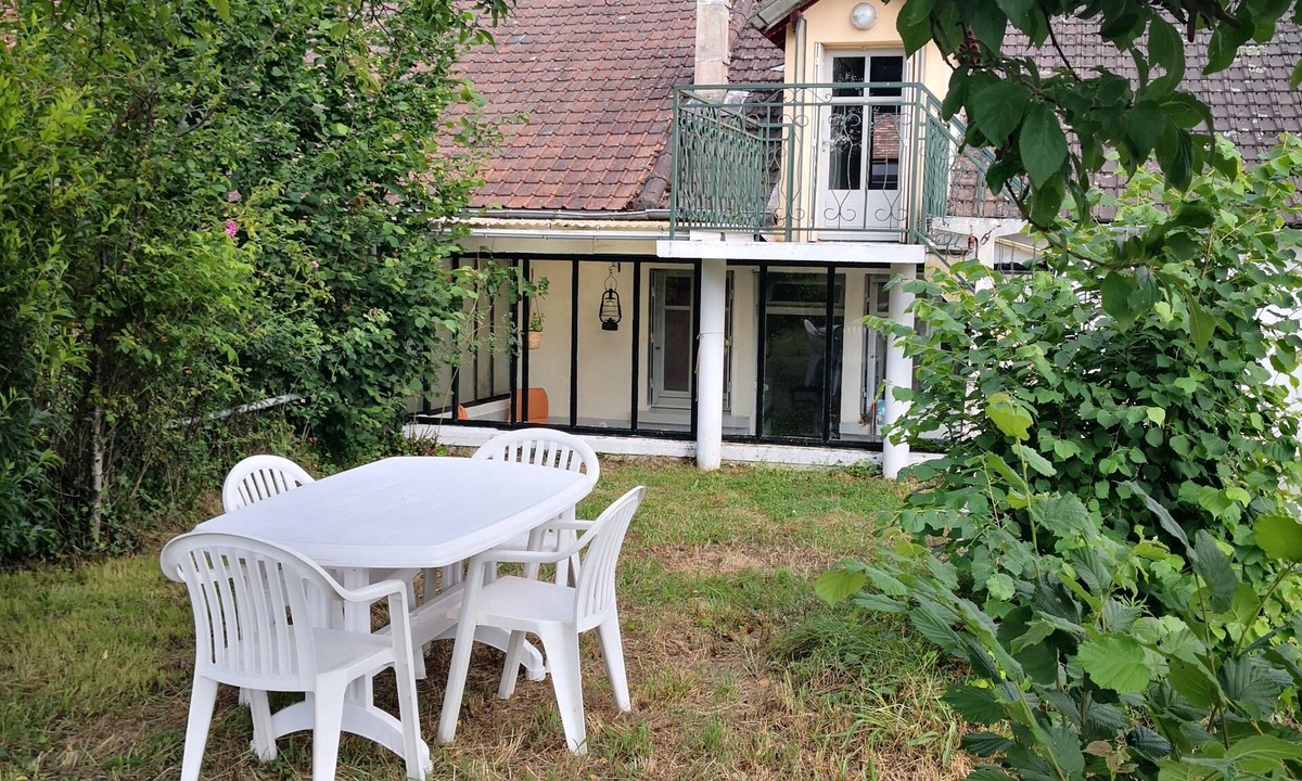 Saint-Martin-le-Mault House | Small atypical country house.