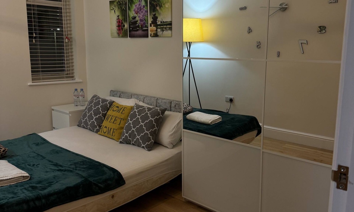 Finchley Church End Apartment | Smart Room for contractor workers and also leisure