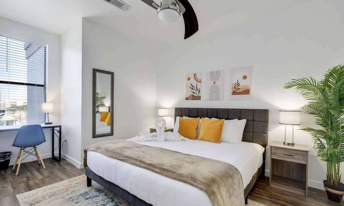 Downtown Austin Apartment | SoCo Riverside Retreat | Pool Gym | Unbeatable Loc