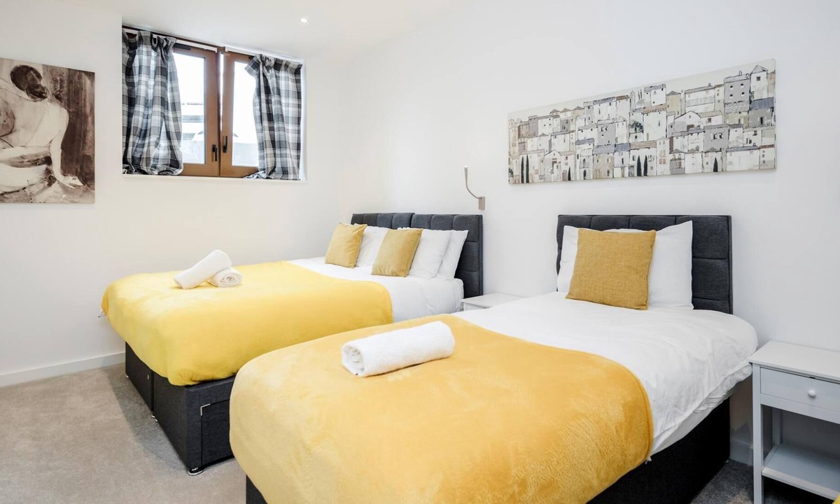 St Albans Apartment | Spacious 1 Bed Luxury St Albans Apartment - Free WiFi & Movies also Free Parking.