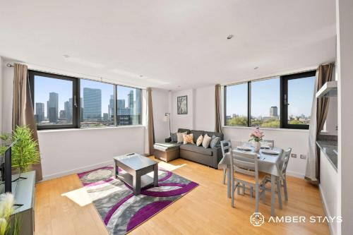 Poplar Apartment | Spacious 2 Bed Apartment in London by Amber Stays - Perfect for Business & Contractors, Sleeps 6!