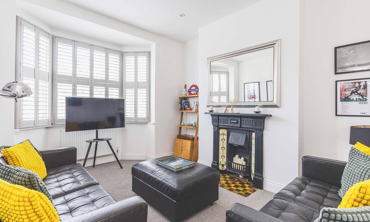 Askew Apartment | Spacious 2BDR 2BA near Shepherds Bush Oasis