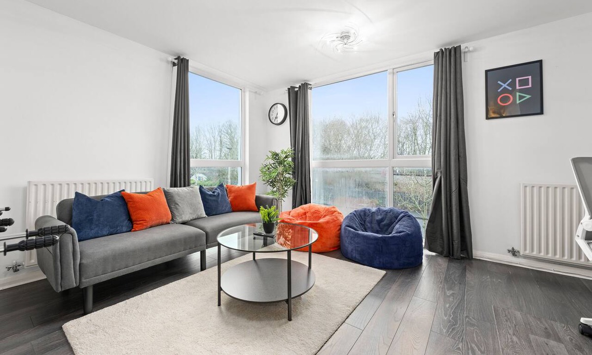 Belle Vue House | Spacious 3BR House | Sleeps 10 | Free Parking for 3 Cars
