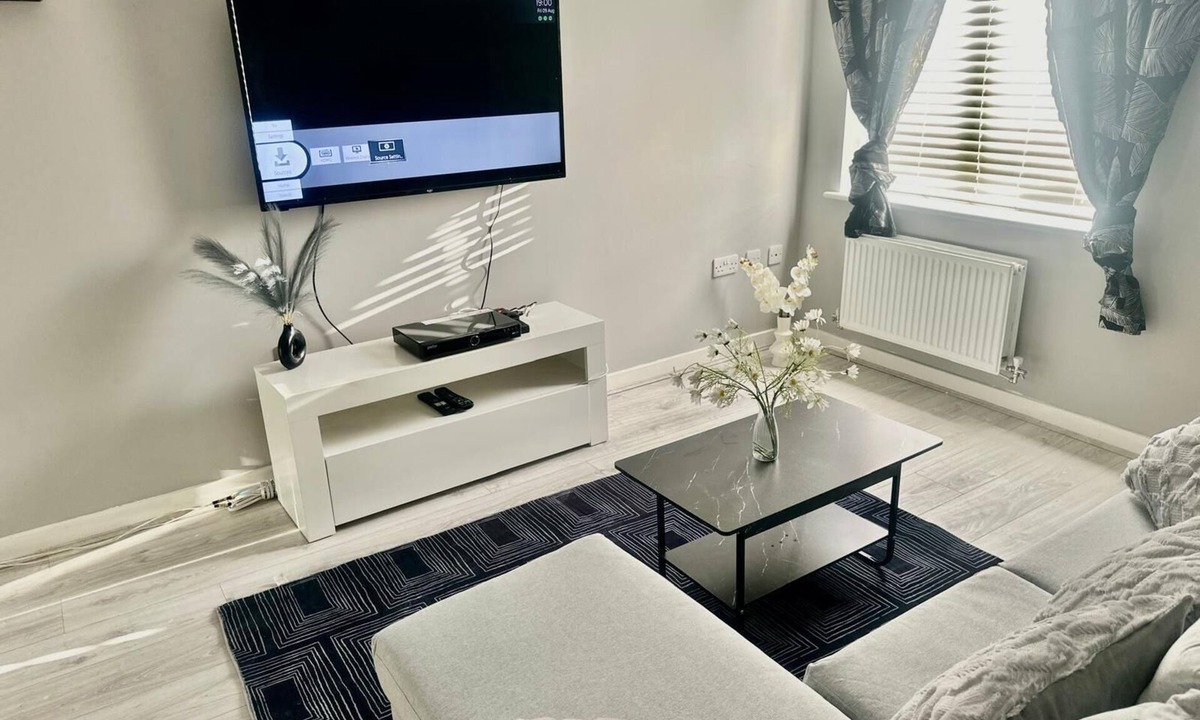 Wolverhampton Hotel | Spacious 4-Bed in Vibrant Community with Family Park & Garden Oasis!
