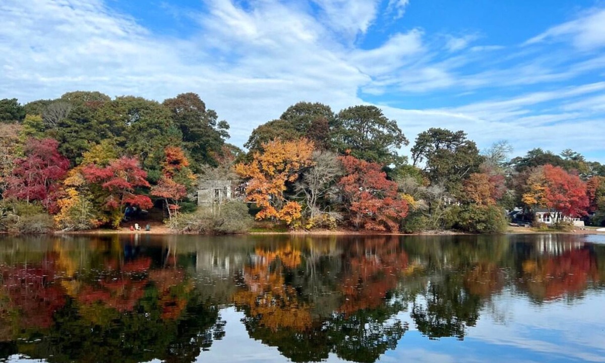Cataumet House | Spacious 4-bedroom Lakefront cottage in picturesque Bourne