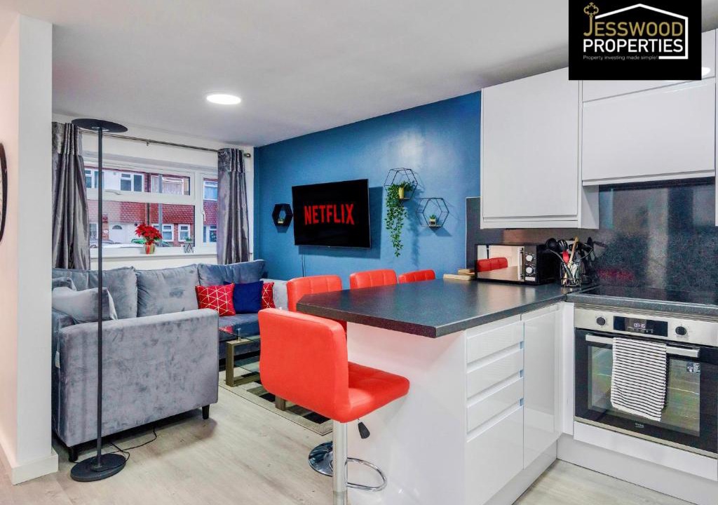 Tea Green Apartment | Spacious 5 Bedroom, 3 Bath House by Jesswood Properties Short Lets For Contractors, With Free Parking Near M1 & Luton Airport