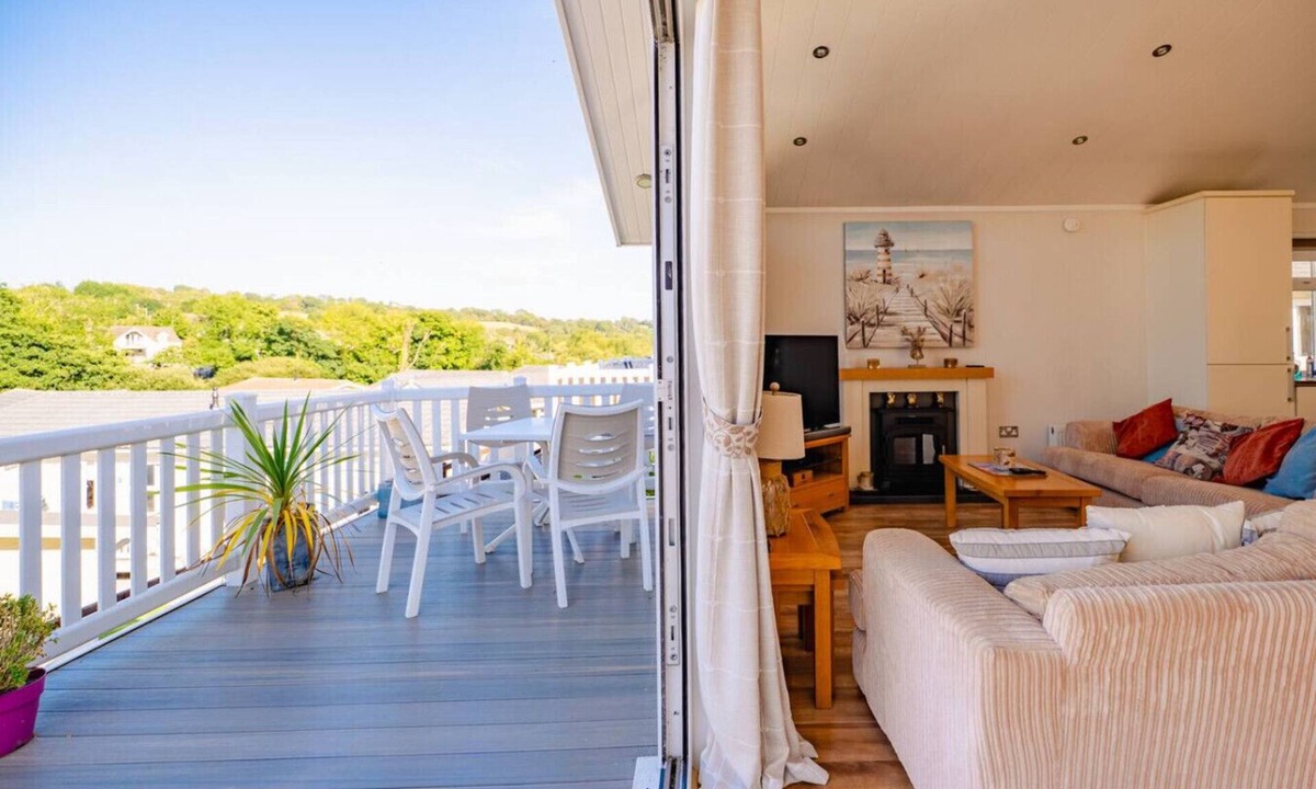 Narberth House | Spacious 6 Bed Woodland Lodge - Near Saundersfoot and Pet Friendly!