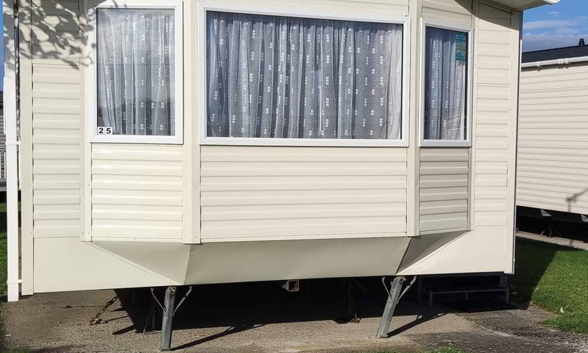 Brean House | Spacious 6 berth caravan with decking. Indoor Heated pool on site!