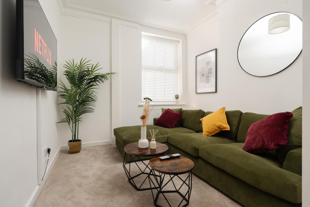 Old Trafford House | Spacious 6BR House Sleeps 11 Free Parking