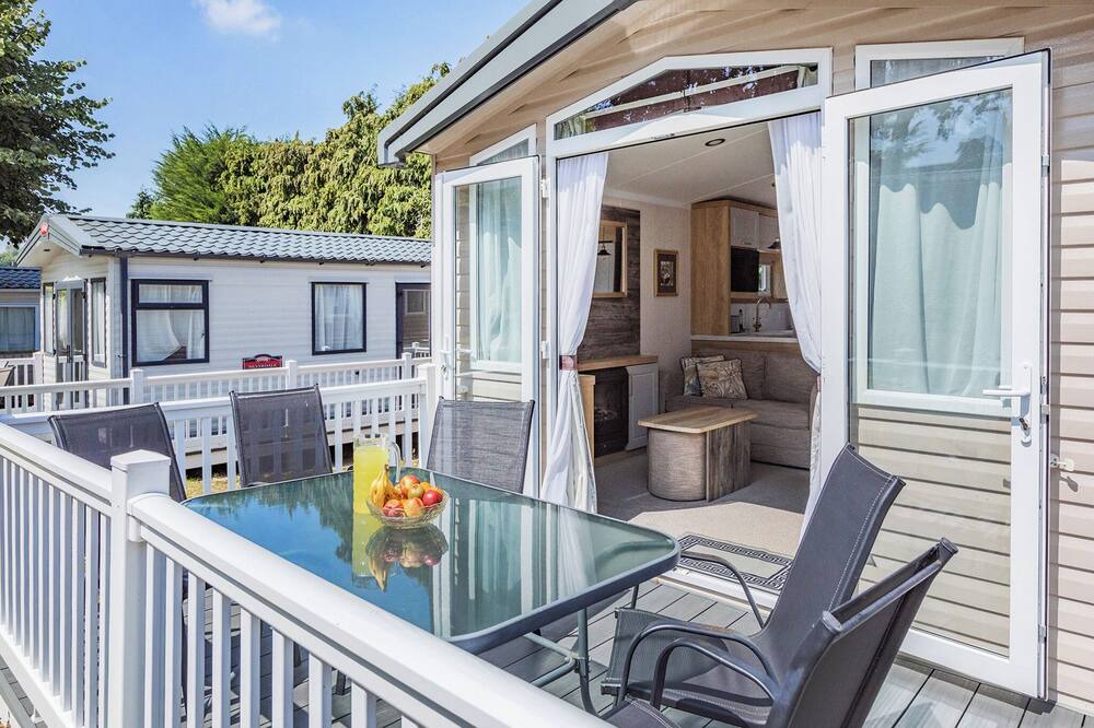 Axminster Apartment | Spacious and luxurious 12ft-wide caravan with one double and two twin bedrooms.