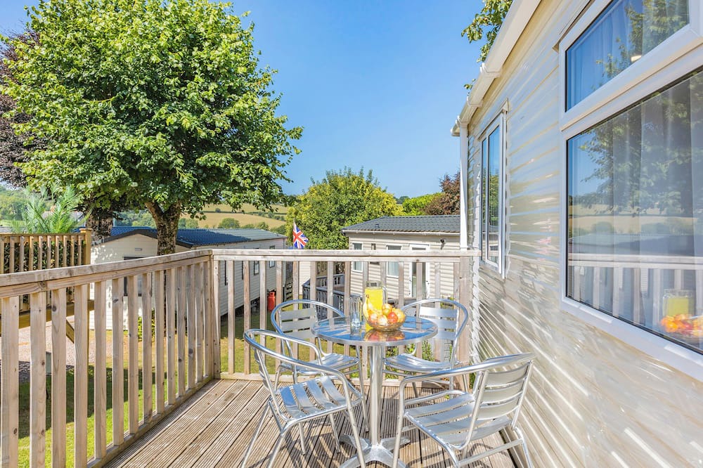 Axminster Apartment | Spacious and luxurious 12ft-wide caravan with one double and one twin bedroom.