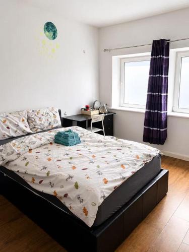 Adamsdown House | Spacious double room , Room 4 , fast WiFi ,2 room shared toilet