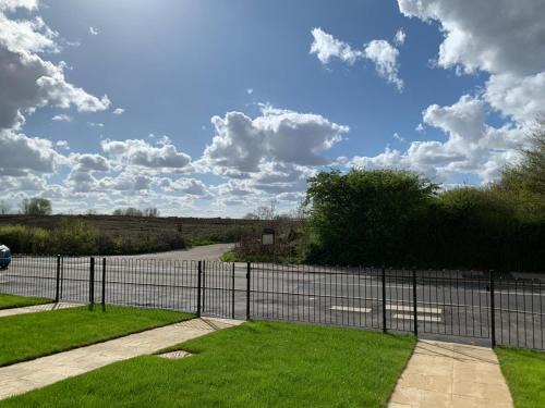 South Ockendon House | Spacious Entire 4 Bed House With 2 Free Parking Bays Early Check-in Late Check- Out Allowed