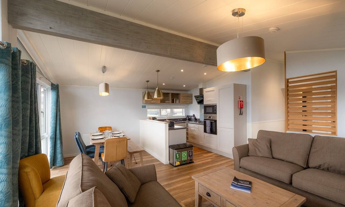 Newbridge Cabin | Spacious Hilltop Lodge For 6 Near Edinburgh